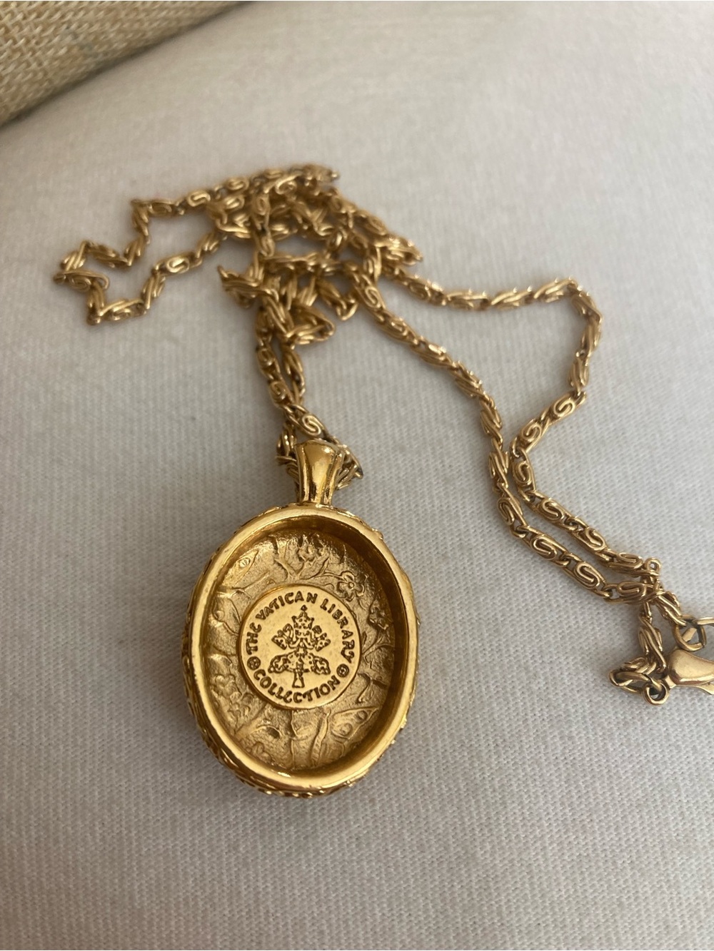 The Vatican Library Collection Angel Cherub Intricate Frame Pendant Necklace - Picture 7 of 8